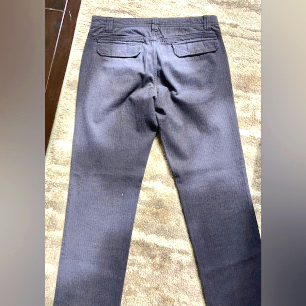 pantalon casual gris con bolsillos laterales y tapa en los bolsillos traseros